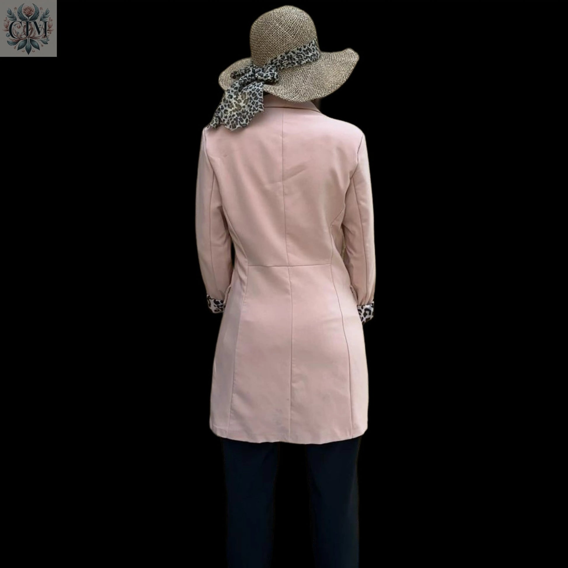 Veste tailleur léopard beige Pièce maîtresse du dressing Doublure léopard audacieuse Style chic et tendance Boutons noirs raffinés Coupe flatteuse Chic and bold Trendy leopard-print lining Feminine and empowered style Perfect for day-to-night looks