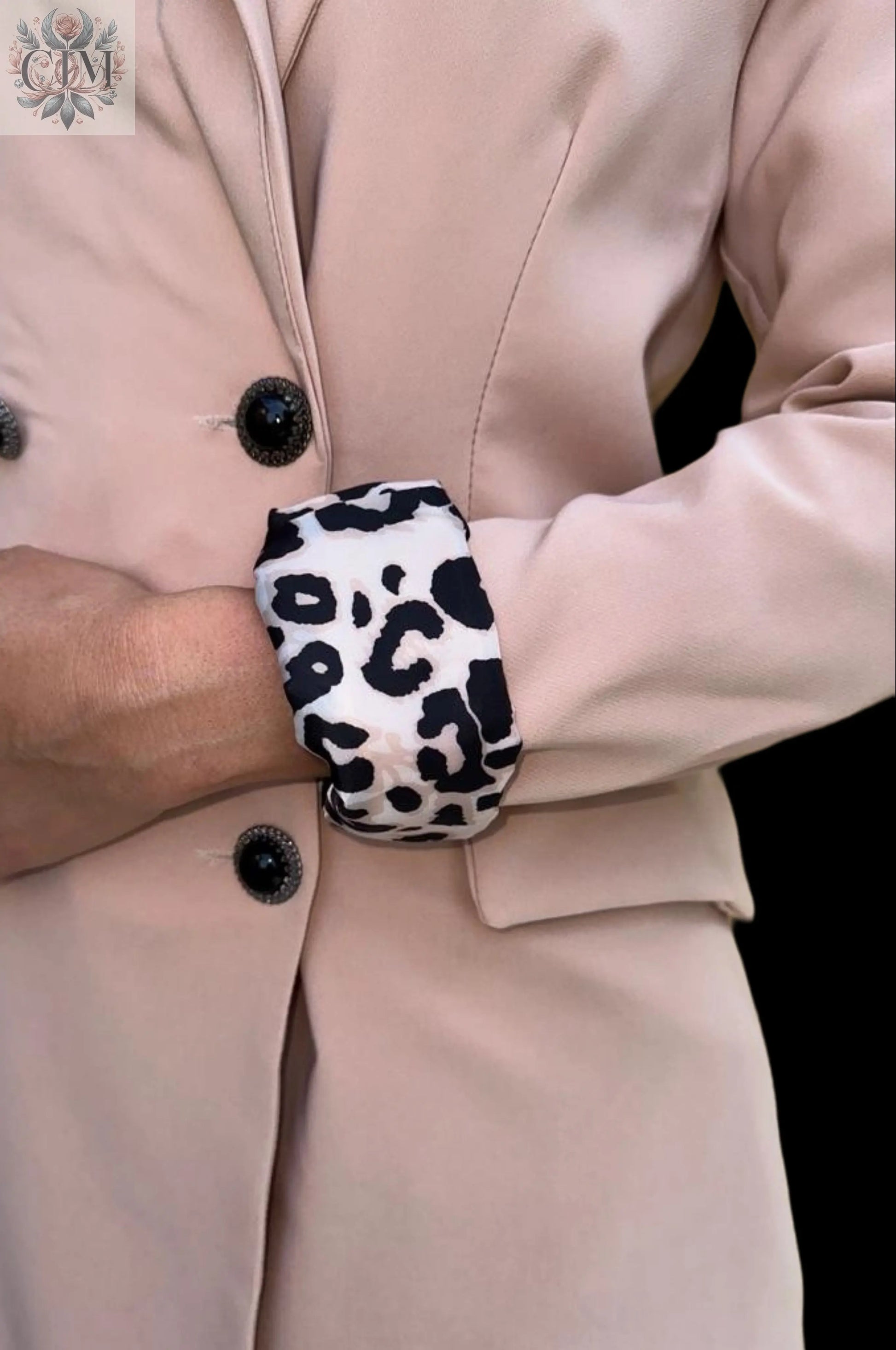 Veste tailleur léopard beige Pièce maîtresse du dressing Doublure léopard audacieuse Style chic et tendance Boutons noirs raffinés Coupe flatteuse Chic and bold Trendy leopard-print lining Feminine and empowered style Perfect for day-to-night looks