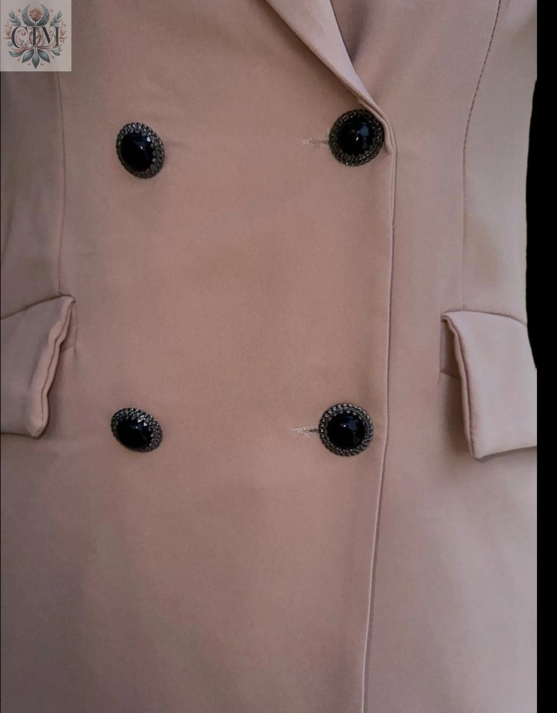 Veste tailleur léopard beige Pièce maîtresse du dressing Doublure léopard audacieuse Style chic et tendance Boutons noirs raffinés Coupe flatteuse Chic and bold Trendy leopard-print lining Feminine and empowered style Perfect for day-to-night looks