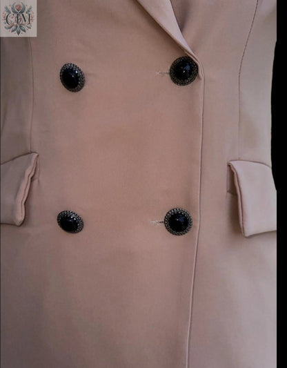 Veste tailleur léopard beige Pièce maîtresse du dressing Doublure léopard audacieuse Style chic et tendance Boutons noirs raffinés Coupe flatteuse Chic and bold Trendy leopard-print lining Feminine and empowered style Perfect for day-to-night looks