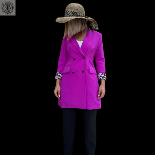 Veste tailleur léopard fushia Pièce maîtresse du dressing Doublure léopard audacieuse Style chic et tendance Boutons noirs raffinés Coupe flatteuse Chic and bold Trendy leopard-print lining Feminine and empowered style Perfect for day-to-night looks