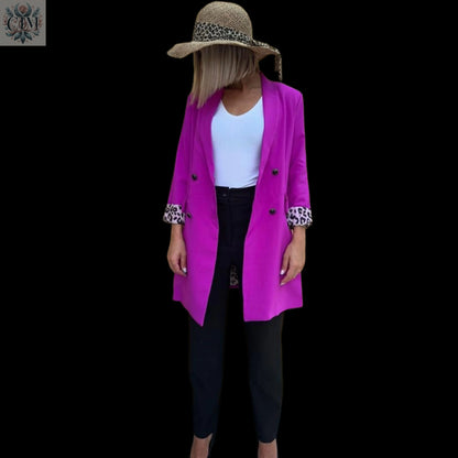 Veste tailleur léopard fushia Pièce maîtresse du dressing Doublure léopard audacieuse Style chic et tendance Boutons noirs raffinés Coupe flatteuse Chic and bold Trendy leopard-print lining Feminine and empowered style Perfect for day-to-night looks