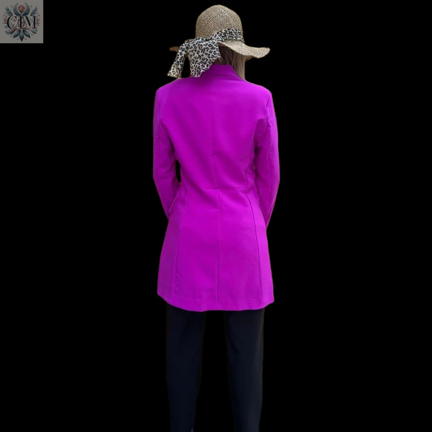 Veste tailleur léopard fushia Pièce maîtresse du dressing Doublure léopard audacieuse Style chic et tendance Boutons noirs raffinés Coupe flatteuse Chic and bold Trendy leopard-print lining Feminine and empowered style Perfect for day-to-night looks