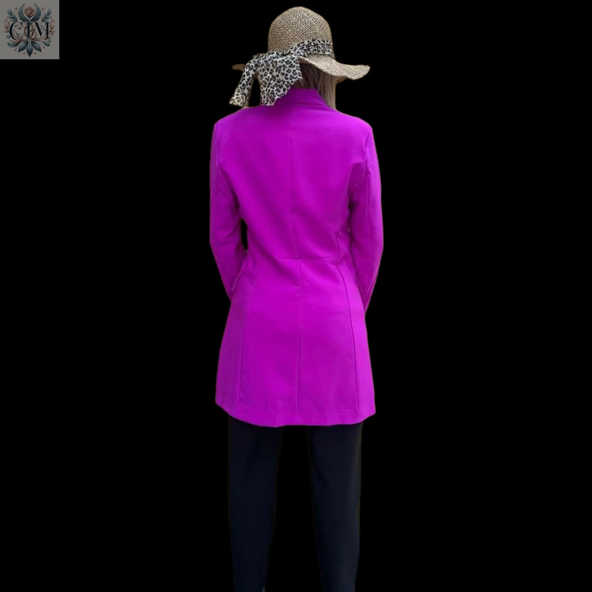 Veste tailleur léopard fushia Pièce maîtresse du dressing Doublure léopard audacieuse Style chic et tendance Boutons noirs raffinés Coupe flatteuse Chic and bold Trendy leopard-print lining Feminine and empowered style Perfect for day-to-night looks