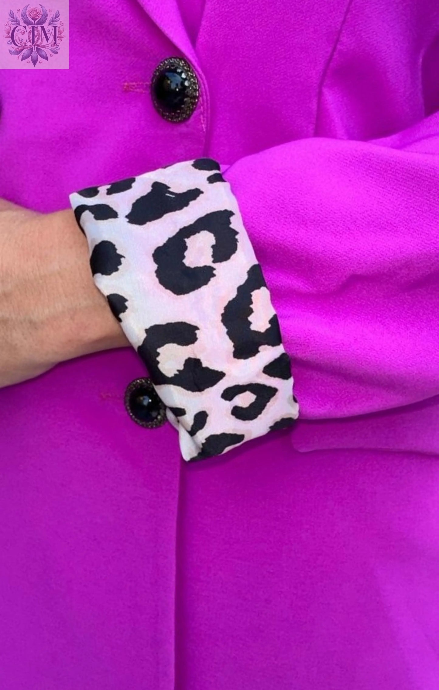 Veste tailleur léopard fushia Pièce maîtresse du dressing Doublure léopard audacieuse Style chic et tendance Boutons noirs raffinés Coupe flatteuse Chic and bold Trendy leopard-print lining Feminine and empowered style Perfect for day-to-night looks
