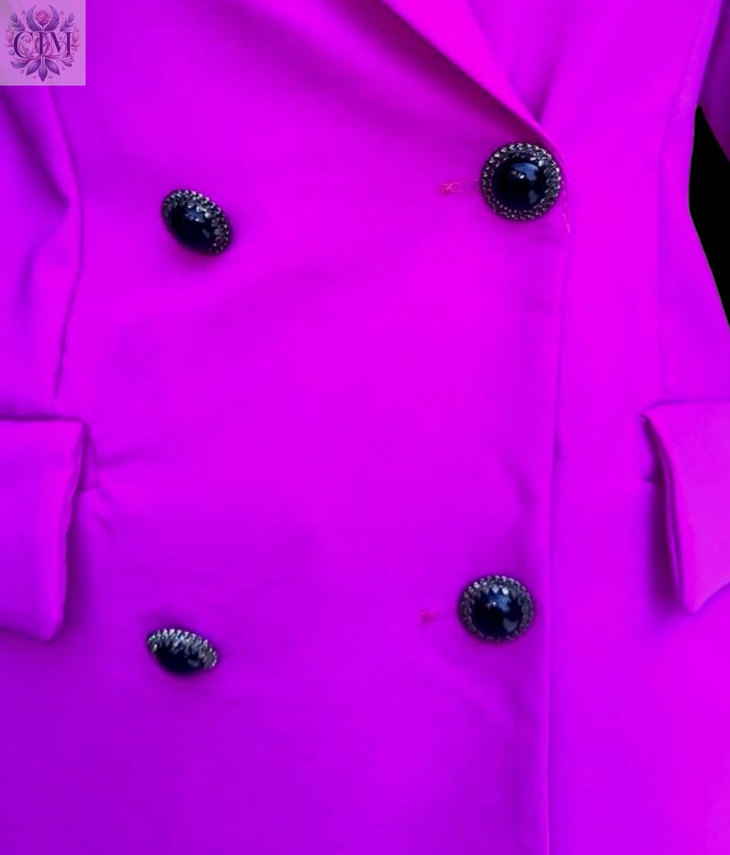 Veste tailleur léopard fushia Pièce maîtresse du dressing Doublure léopard audacieuse Style chic et tendance Boutons noirs raffinés Coupe flatteuse Chic and bold Trendy leopard-print lining Feminine and empowered style Perfect for day-to-night looks
