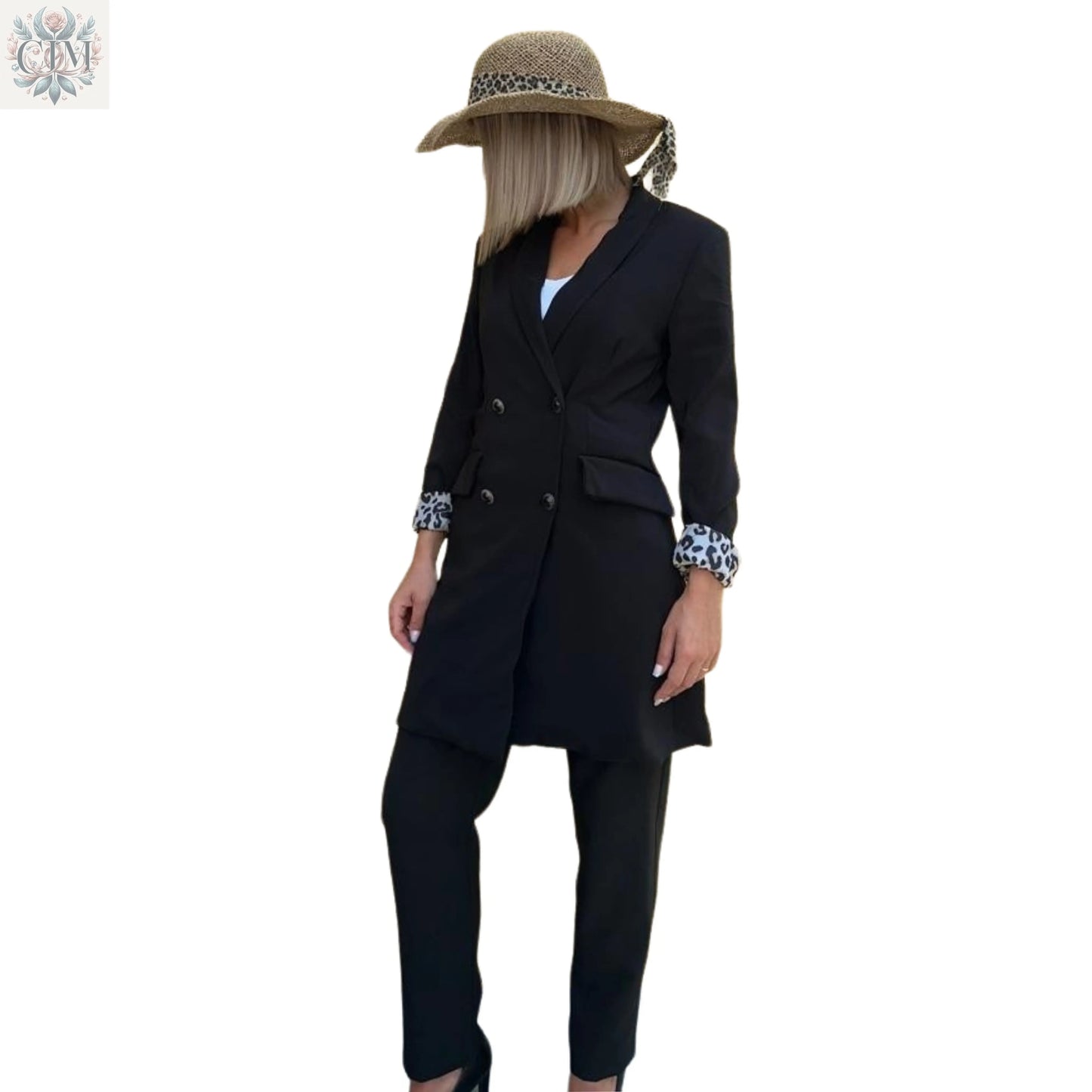 Veste tailleur léopard noire Pièce maîtresse du dressing Doublure léopard audacieuse Style chic et tendance Boutons noirs raffinés Coupe flatteuse Chic and bold Trendy leopard-print lining Feminine and empowered style Perfect for day-to-night looks