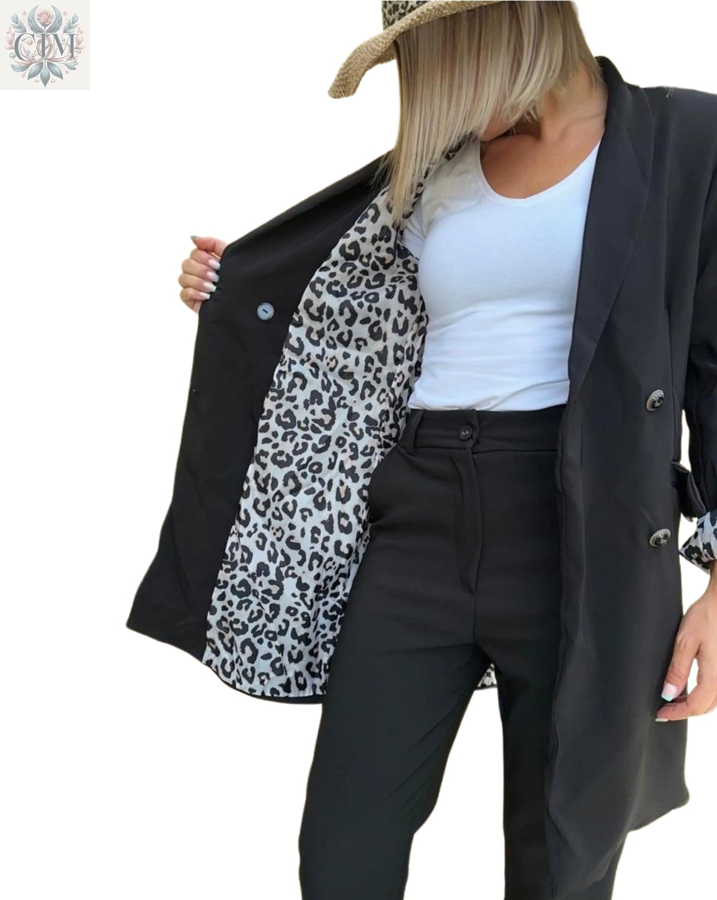Veste tailleur léopard noire Pièce maîtresse du dressing Doublure léopard audacieuse Style chic et tendance Boutons noirs raffinés Coupe flatteuse Chic and bold Trendy leopard-print lining Feminine and empowered style Perfect for day-to-night looks