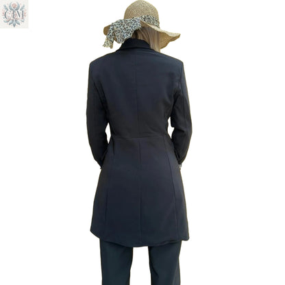 Veste tailleur léopard noire Pièce maîtresse du dressing Doublure léopard audacieuse Style chic et tendance Boutons noirs raffinés Coupe flatteuse Chic and bold Trendy leopard-print lining Feminine and empowered style Perfect for day-to-night looks