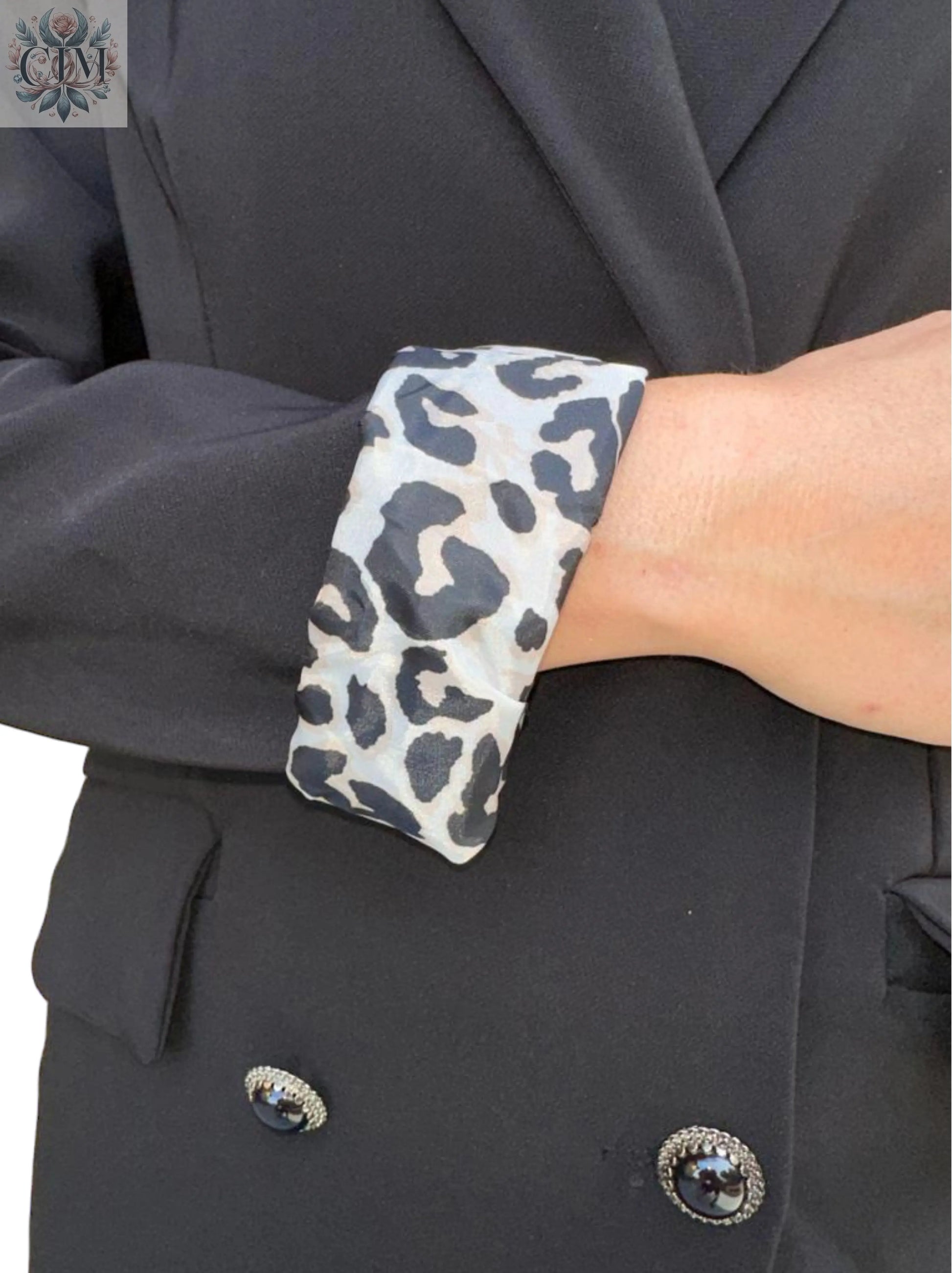 Veste tailleur léopard noire Pièce maîtresse du dressing Doublure léopard audacieuse Style chic et tendance Boutons noirs raffinés Coupe flatteuse Chic and bold Trendy leopard-print lining Feminine and empowered style Perfect for day-to-night looks