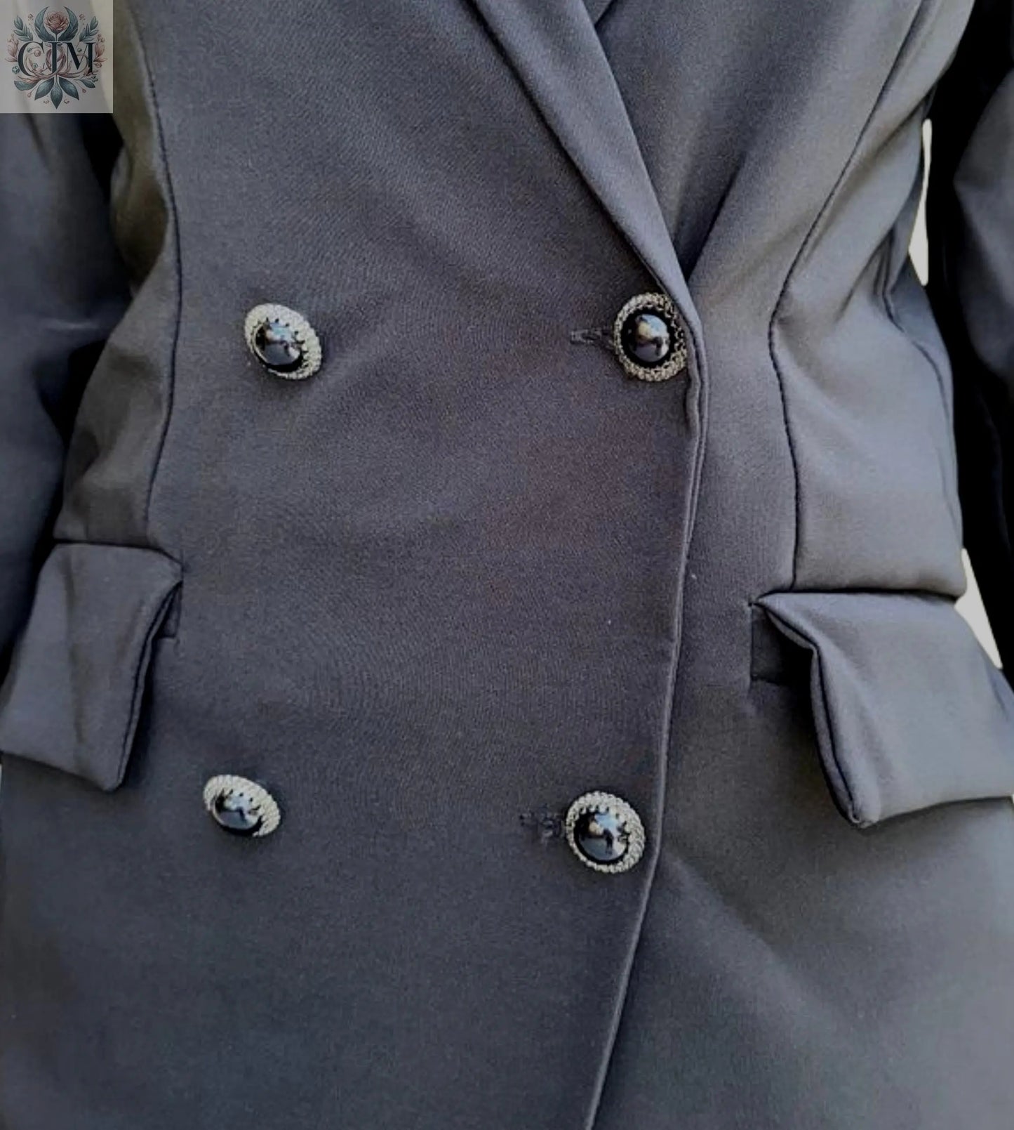 Veste tailleur léopard noire Pièce maîtresse du dressing Doublure léopard audacieuse Style chic et tendance Boutons noirs raffinés Coupe flatteuse Chic and bold Trendy leopard-print lining Feminine and empowered style Perfect for day-to-night looks