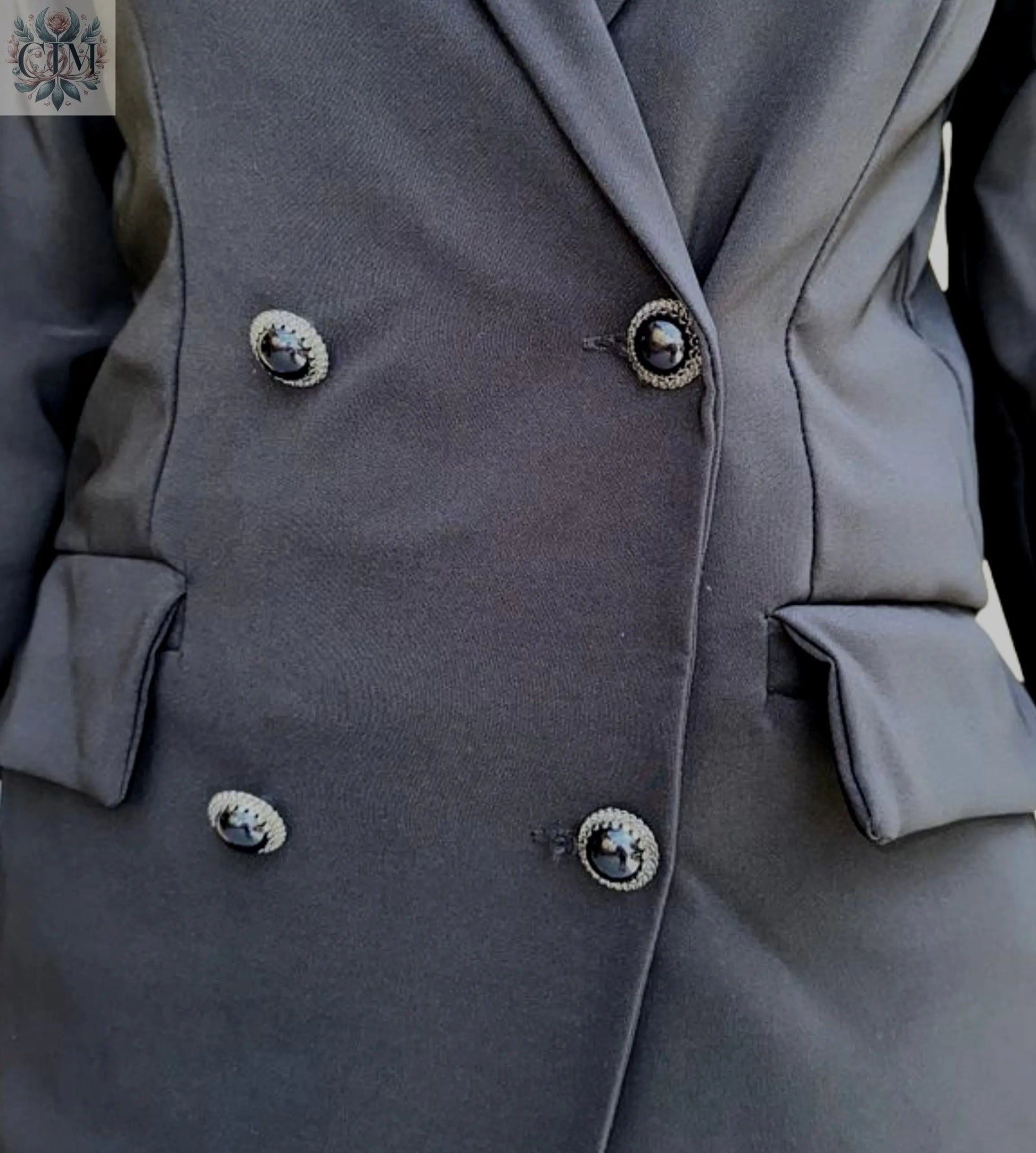 Veste tailleur léopard noire Pièce maîtresse du dressing Doublure léopard audacieuse Style chic et tendance Boutons noirs raffinés Coupe flatteuse Chic and bold Trendy leopard-print lining Feminine and empowered style Perfect for day-to-night looks