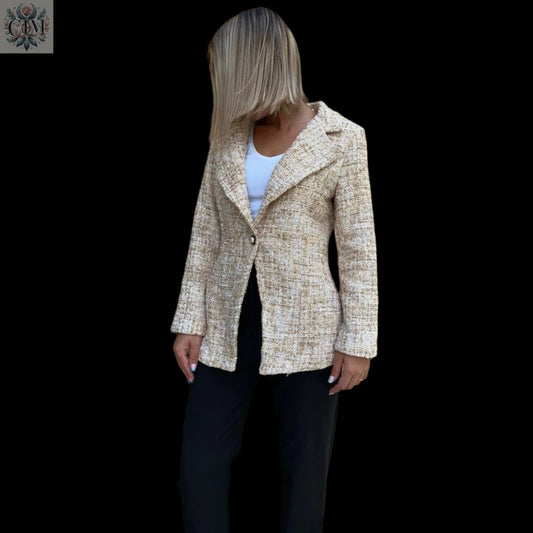 Veste tailleur tweed beige Look raffiné et féminin Tissu noble et confortable Polyvalente du bureau à un dîner Détails subtils et élégants Style parisien chic Textured tweed Timeless elegance Refined finishing touches Chic Parisian style