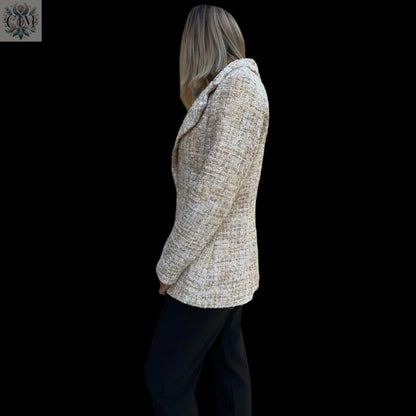 Veste tailleur tweed beige Look raffiné et féminin Tissu noble et confortable Polyvalente du bureau à un dîner Détails subtils et élégants Style parisien chic Textured tweed Timeless elegance Refined finishing touches Chic Parisian style