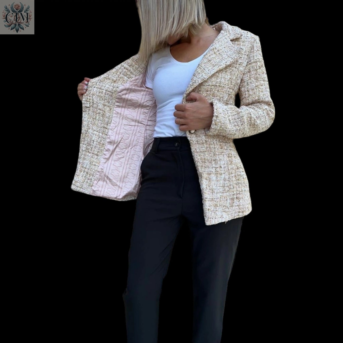 Veste tailleur tweed beige Look raffiné et féminin Tissu noble et confortable Polyvalente du bureau à un dîner Détails subtils et élégants Style parisien chic Textured tweed Timeless elegance Refined finishing touches Chic Parisian style