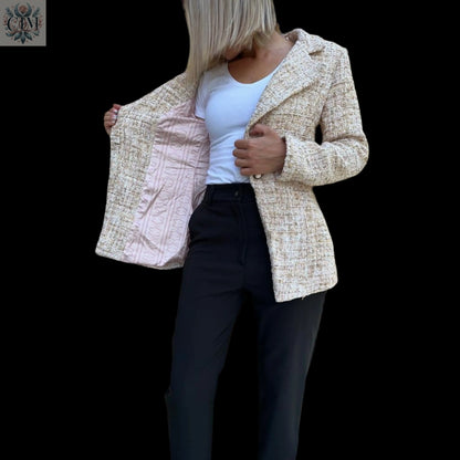Veste tailleur tweed beige Look raffiné et féminin Tissu noble et confortable Polyvalente du bureau à un dîner Détails subtils et élégants Style parisien chic Textured tweed Timeless elegance Refined finishing touches Chic Parisian style