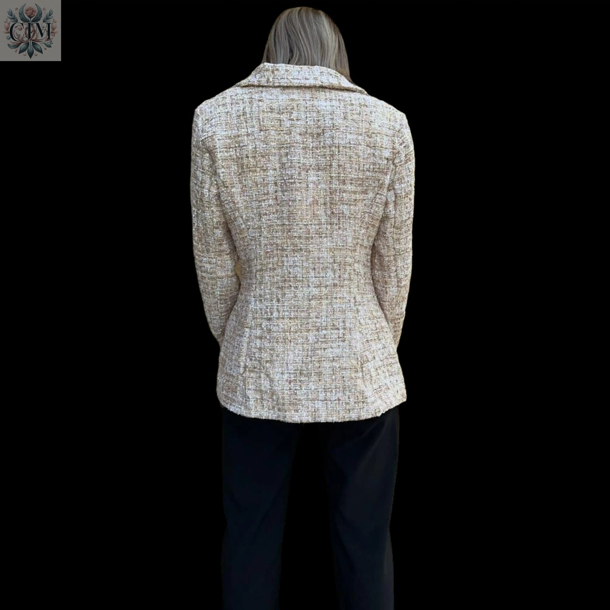 Veste tailleur tweed beige Look raffiné et féminin Tissu noble et confortable Polyvalente du bureau à un dîner Détails subtils et élégants Style parisien chic Textured tweed Timeless elegance Refined finishing touches Chic Parisian style