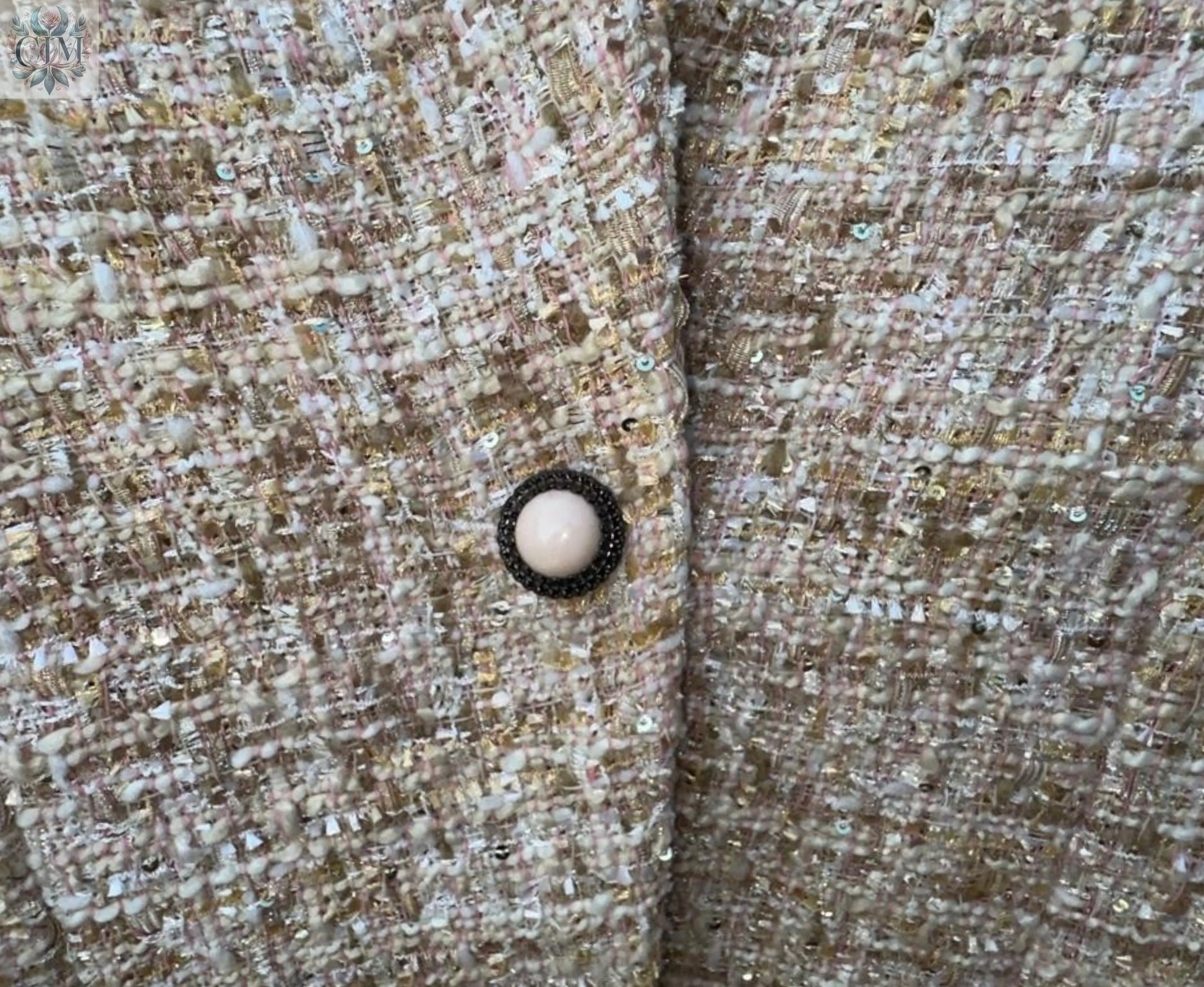 Veste tailleur tweed beige Look raffiné et féminin Tissu noble et confortable Polyvalente du bureau à un dîner Détails subtils et élégants Style parisien chic Textured tweed Timeless elegance Refined finishing touches Chic Parisian style