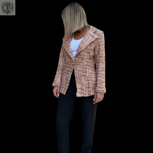 Veste tailleur tweed rose Look raffiné et féminin Tissu noble et confortable Polyvalente du bureau à un dîner Détails subtils et élégants Style parisien chic Textured tweed Timeless elegance Refined finishing touches Chic Parisian style