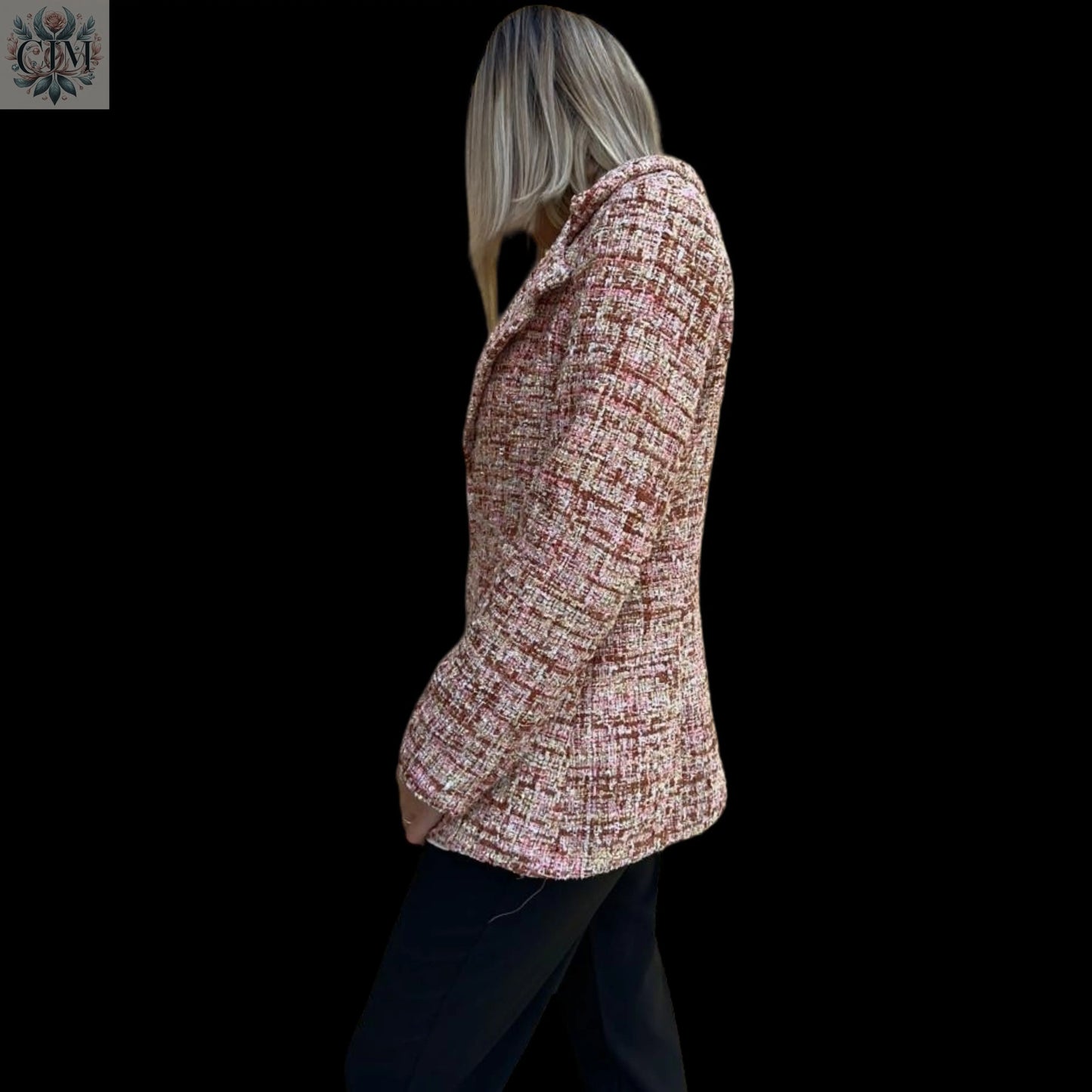 Veste tailleur tweed rose Look raffiné et féminin Tissu noble et confortable Polyvalente du bureau à un dîner Détails subtils et élégants Style parisien chic Textured tweed Timeless elegance Refined finishing touches Chic Parisian style