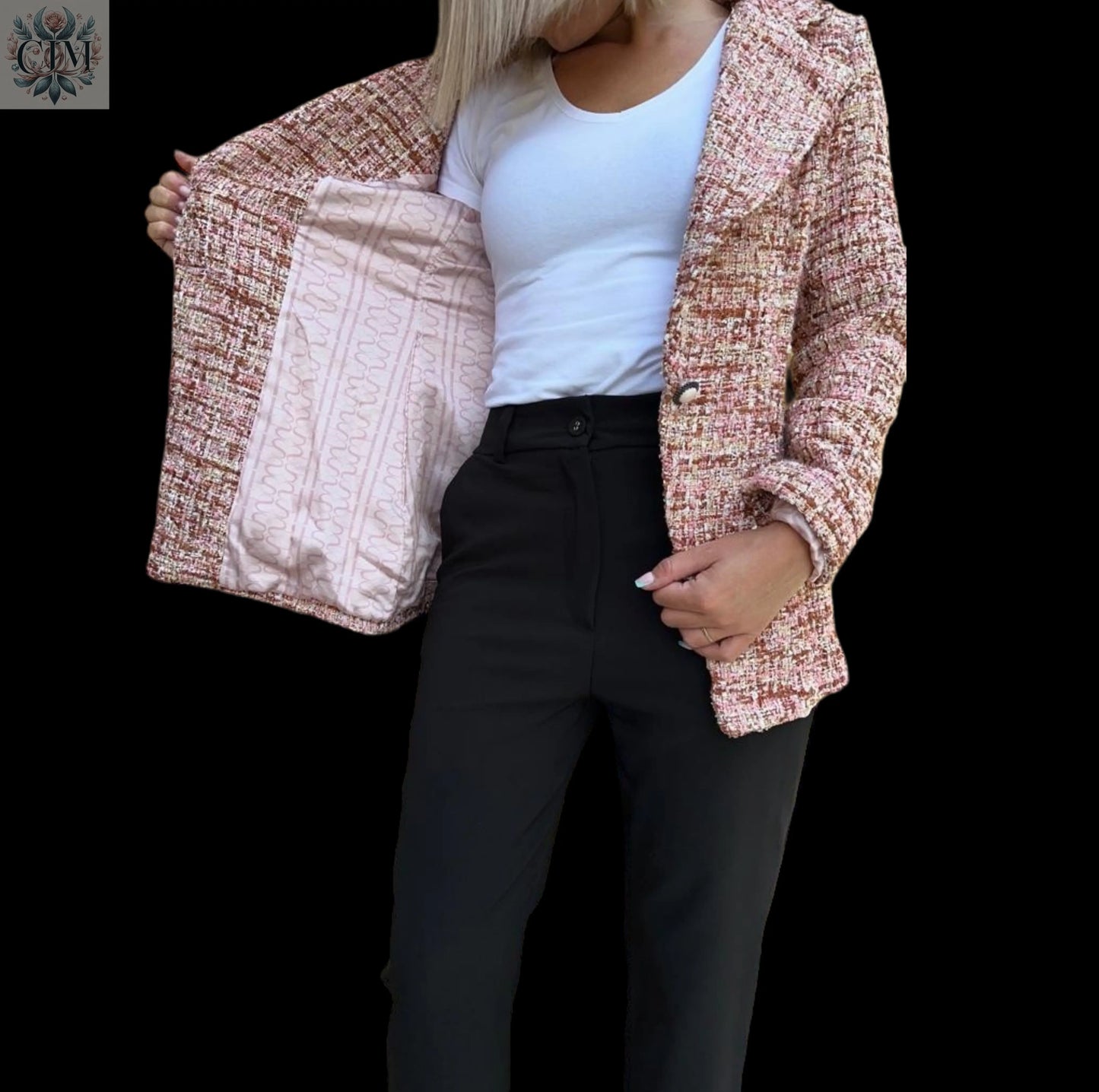 Veste tailleur tweed rose Look raffiné et féminin Tissu noble et confortable Polyvalente du bureau à un dîner Détails subtils et élégants Style parisien chic Textured tweed Timeless elegance Refined finishing touches Chic Parisian style