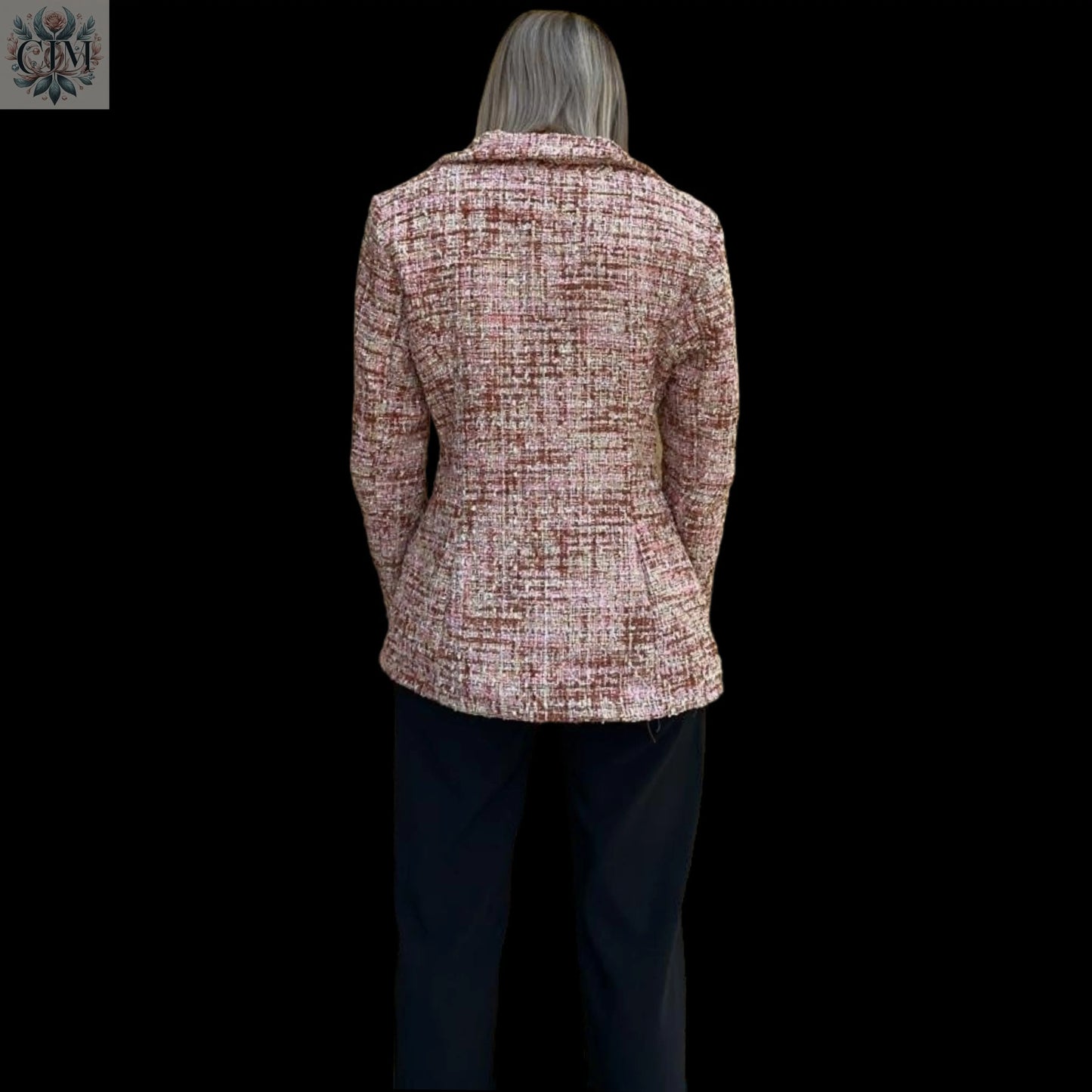 Veste tailleur tweed rose Look raffiné et féminin Tissu noble et confortable Polyvalente du bureau à un dîner Détails subtils et élégants Style parisien chic Textured tweed Timeless elegance Refined finishing touches Chic Parisian style