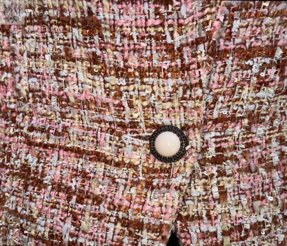Veste tailleur tweed rose Look raffiné et féminin Tissu noble et confortable Polyvalente du bureau à un dîner Détails subtils et élégants Style parisien chic Textured tweed Timeless elegance Refined finishing touches Chic Parisian style