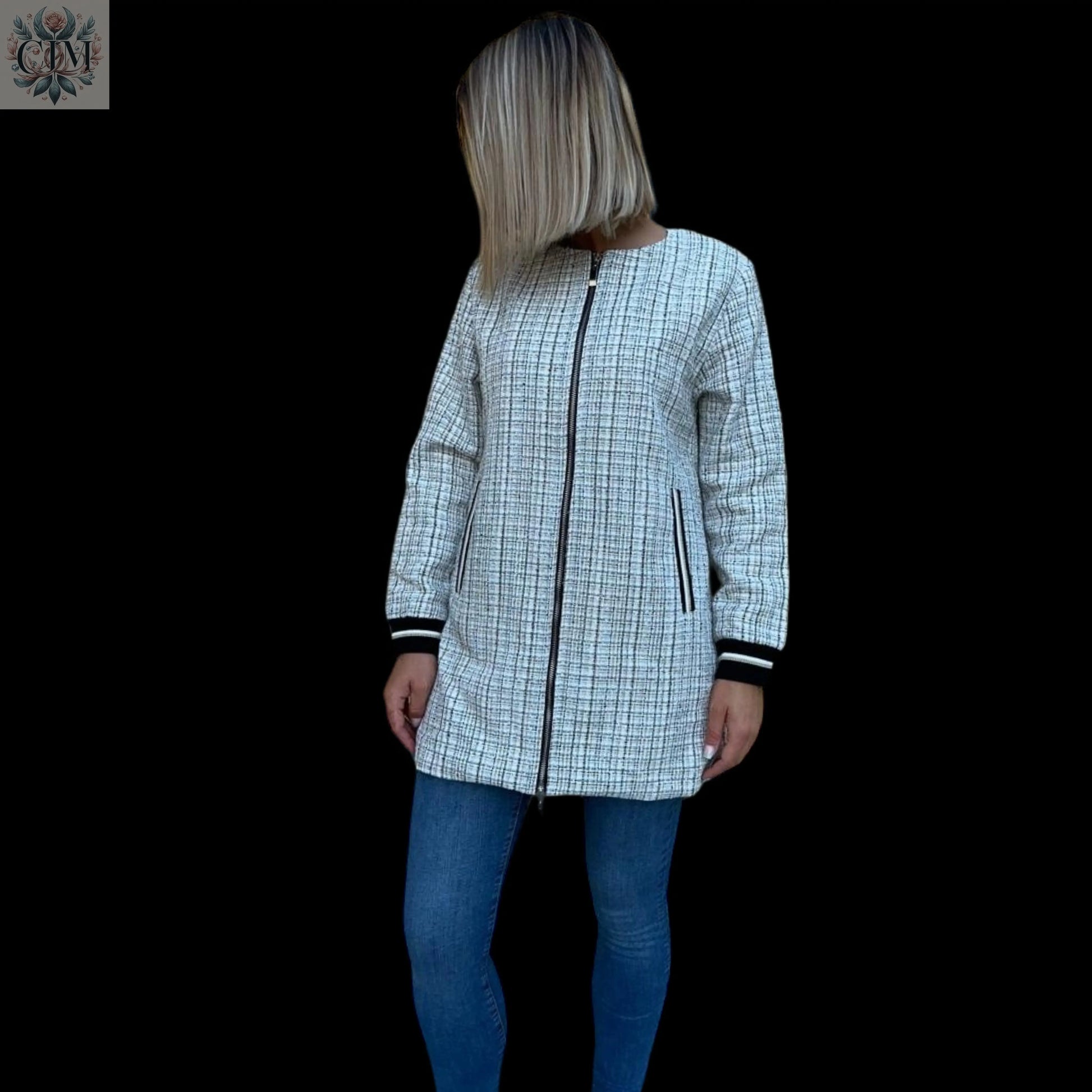 Veste tweed sportswear fil bleue Veste tweed sportswear Élégance classique  Fils bleu contrastants Veste mi-saison  Look casual chic Mode femme tendance Raffinement sportif Tweed jacket  Sportwear jacket  Chic and comfy jacket  Casual chic look  Trendy women's fashion