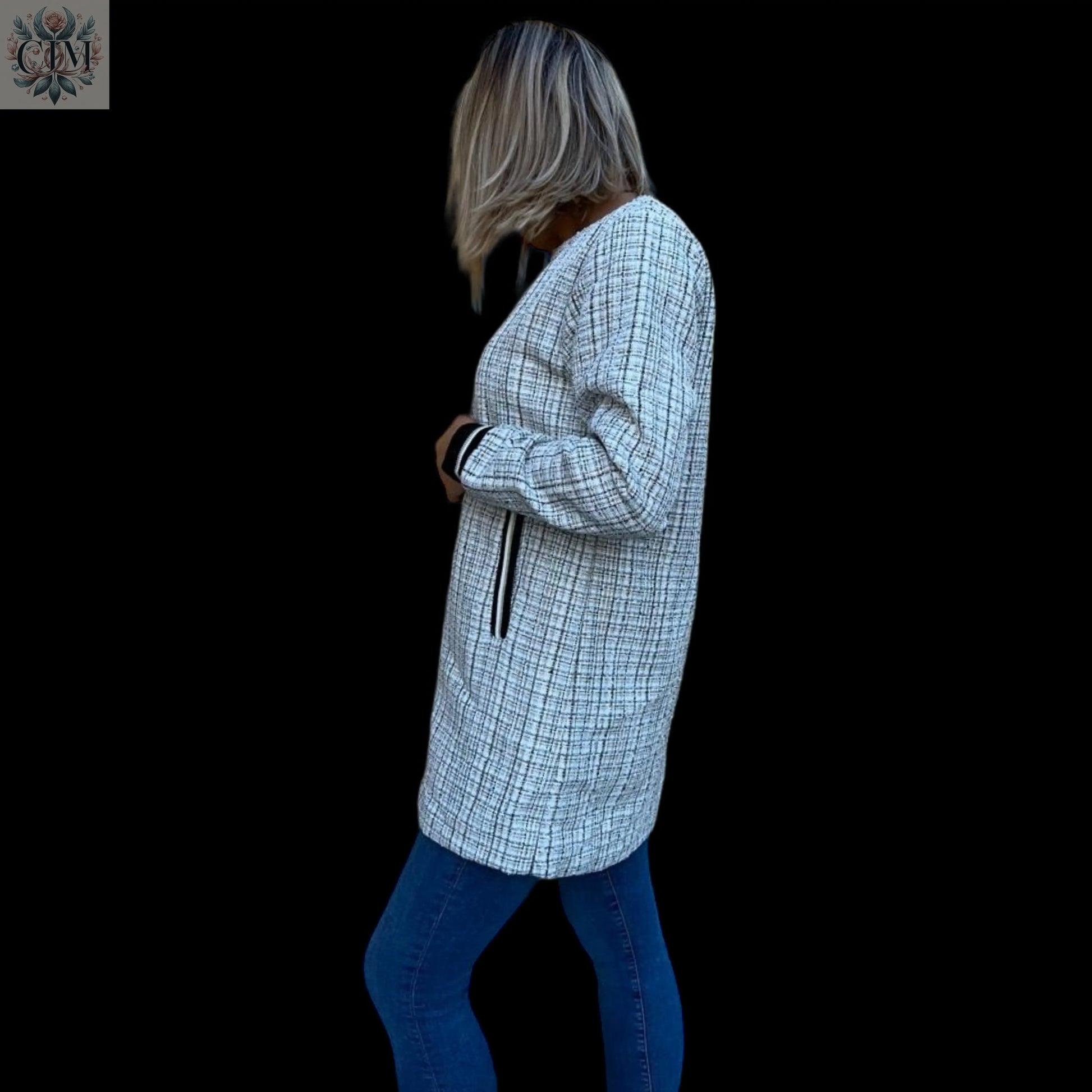 Veste tweed sportswear fil bleue Veste tweed sportswear Élégance classique  Fils bleu contrastants Veste mi-saison  Look casual chic Mode femme tendance Raffinement sportif Tweed jacket  Sportwear jacket  Chic and comfy jacket  Casual chic look  Trendy women's fashion