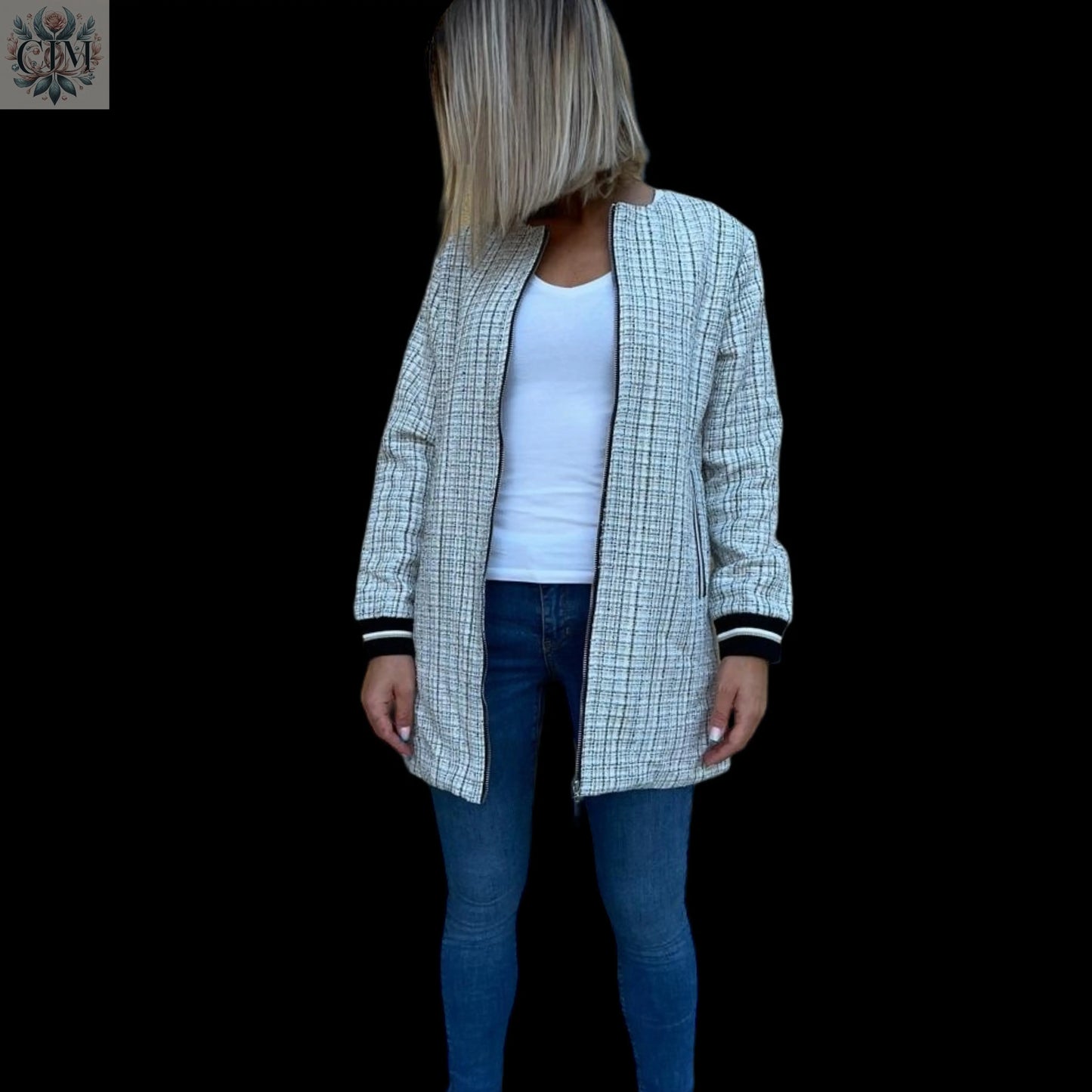 Veste tweed sportswear fil bleue Veste tweed sportswear Élégance classique  Fils bleu contrastants Veste mi-saison  Look casual chic Mode femme tendance Raffinement sportif Tweed jacket  Sportwear jacket  Chic and comfy jacket  Casual chic look  Trendy women's fashion