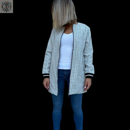 Veste tweed sportswear fil bleue Veste tweed sportswear Élégance classique  Fils bleu contrastants Veste mi-saison  Look casual chic Mode femme tendance Raffinement sportif Tweed jacket  Sportwear jacket  Chic and comfy jacket  Casual chic look  Trendy women's fashion
