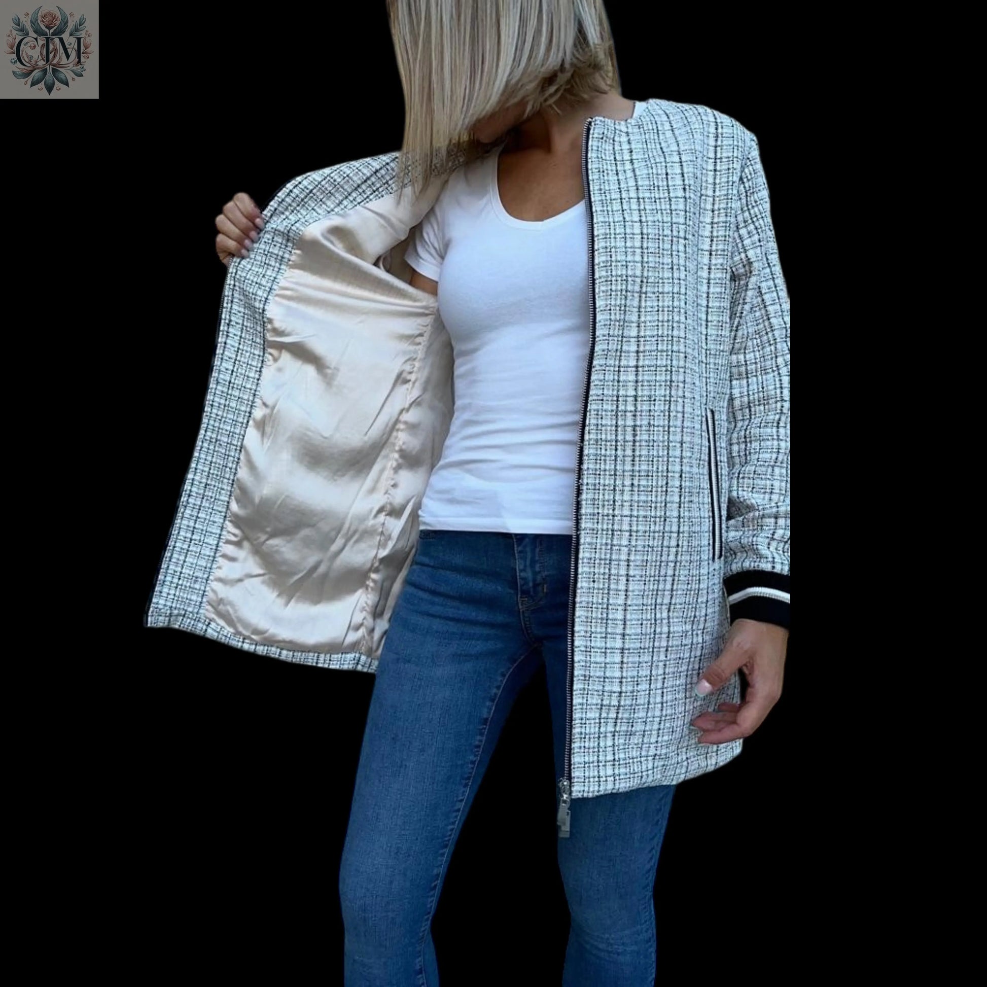 Veste tweed sportswear fil bleue Veste tweed sportswear Élégance classique  Fils bleu contrastants Veste mi-saison  Look casual chic Mode femme tendance Raffinement sportif Tweed jacket  Sportwear jacket  Chic and comfy jacket  Casual chic look  Trendy women's fashion