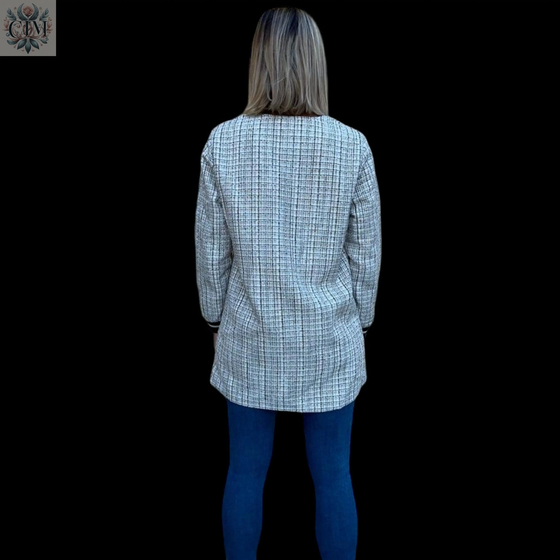 Veste tweed sportswear fil bleue Veste tweed sportswear Élégance classique  Fils bleu contrastants Veste mi-saison  Look casual chic Mode femme tendance Raffinement sportif Tweed jacket  Sportwear jacket  Chic and comfy jacket  Casual chic look  Trendy women's fashion