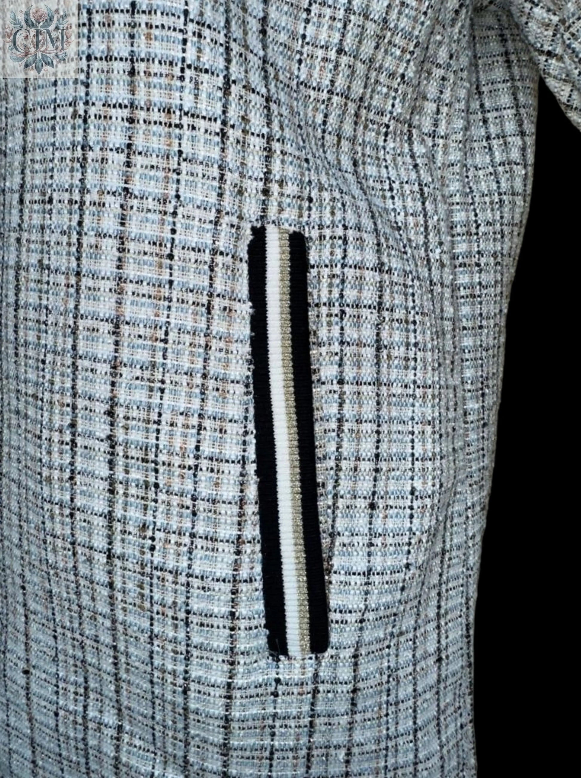 Veste tweed sportswear fil bleue Veste tweed sportswear Élégance classique  Fils bleu contrastants Veste mi-saison  Look casual chic Mode femme tendance Raffinement sportif Tweed jacket  Sportwear jacket  Chic and comfy jacket  Casual chic look  Trendy women's fashion