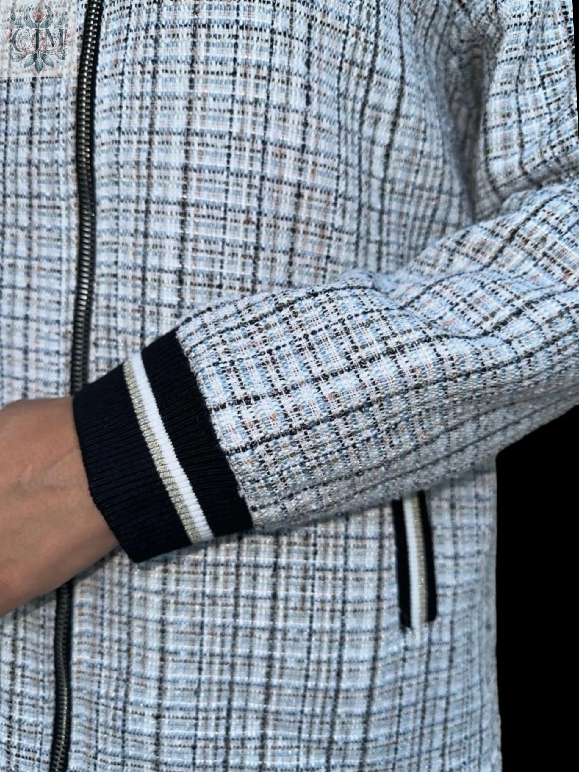 Veste tweed sportswear fil bleue Veste tweed sportswear Élégance classique  Fils bleu contrastants Veste mi-saison  Look casual chic Mode femme tendance Raffinement sportif Tweed jacket  Sportwear jacket  Chic and comfy jacket  Casual chic look  Trendy women's fashion