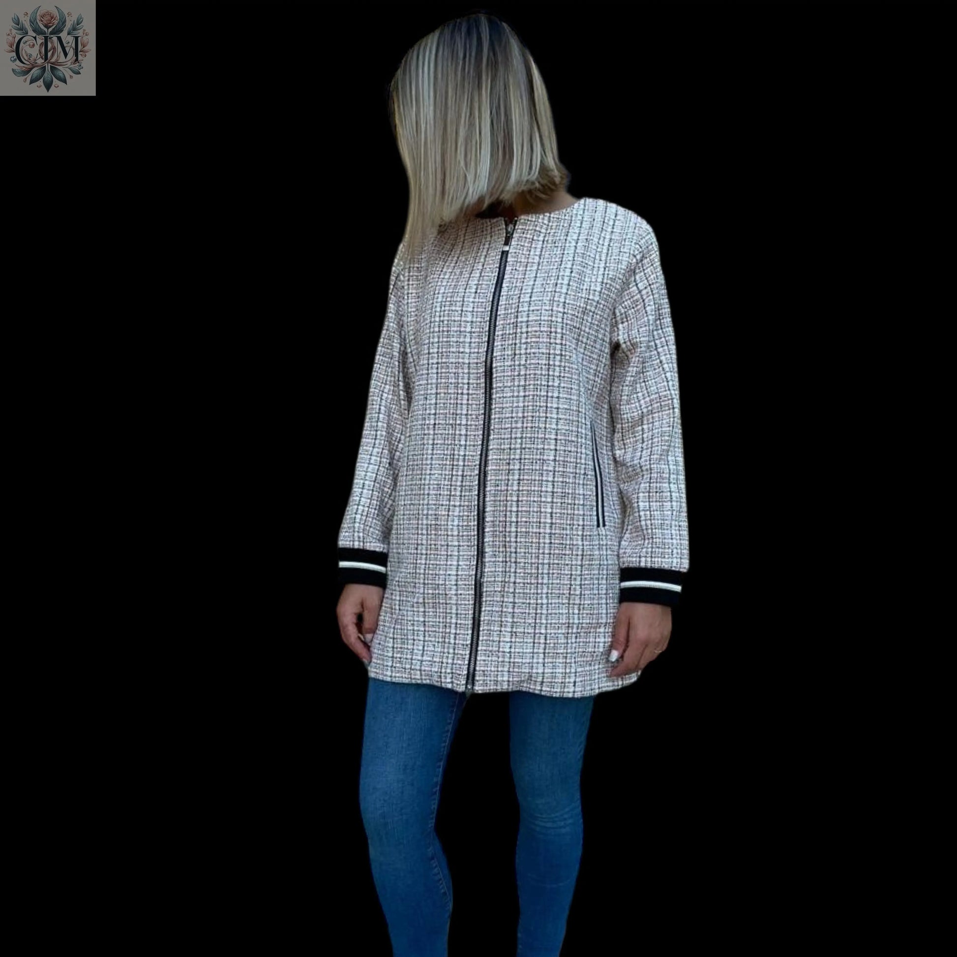 Veste tweed sportswear fil rouge Élégance classique  Fils rouges contrastants Veste mi-saison  Look casual chic Mode femme tendance Raffinement sportif Tweed jacket  Sportwear jacket  Chic and comfy jacket  Casual chic look  Trendy women's fashion