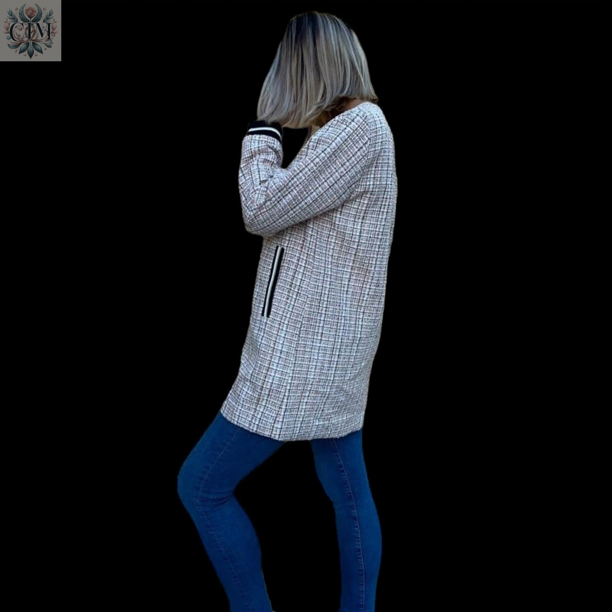 Veste tweed sportswear fil rouge Élégance classique  Fils rouges contrastants Veste mi-saison  Look casual chic Mode femme tendance Raffinement sportif Tweed jacket  Sportwear jacket  Chic and comfy jacket  Casual chic look  Trendy women's fashion
