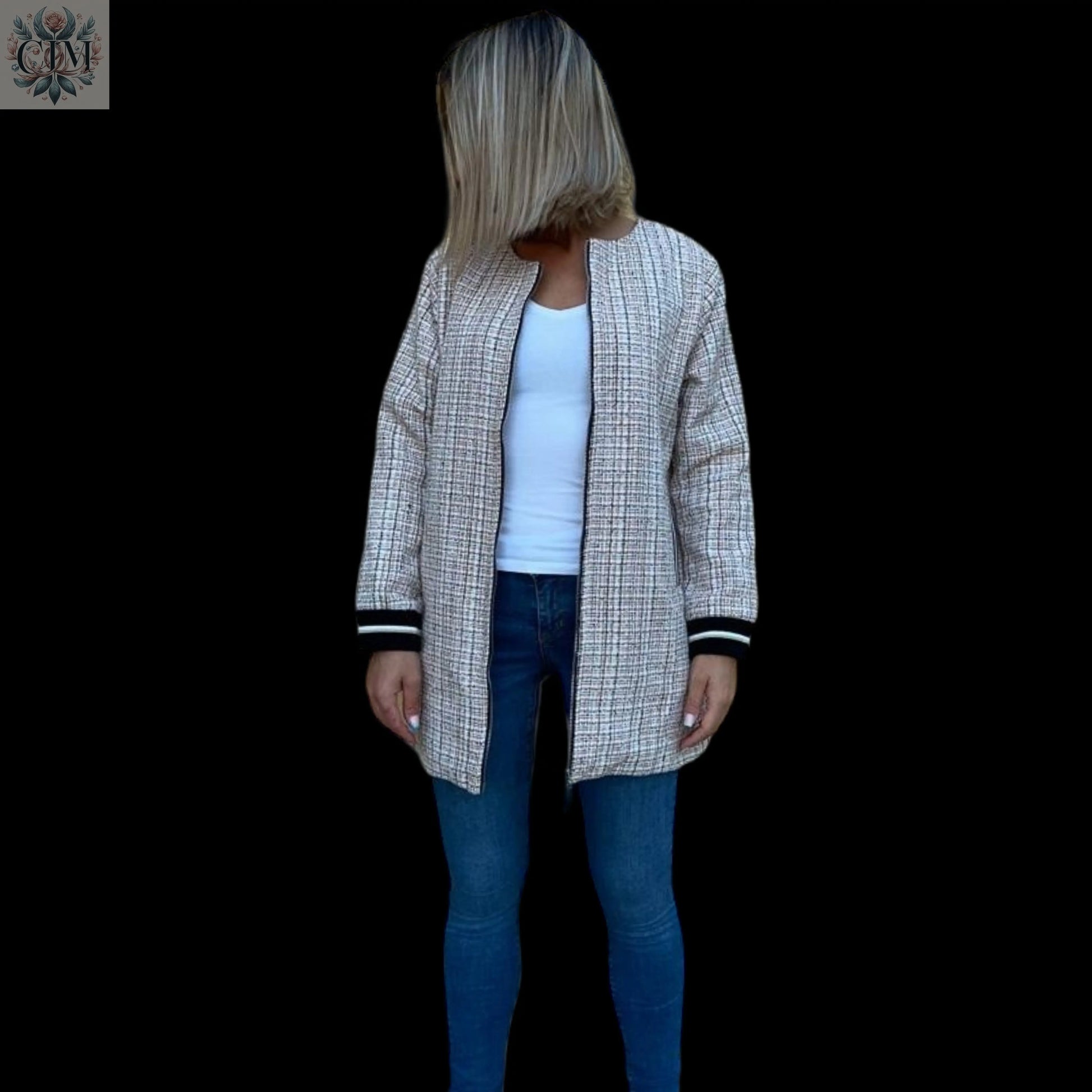 Veste tweed sportswear fil rouge Élégance classique  Fils rouges contrastants Veste mi-saison  Look casual chic Mode femme tendance Raffinement sportif Tweed jacket  Sportwear jacket  Chic and comfy jacket  Casual chic look  Trendy women's fashion