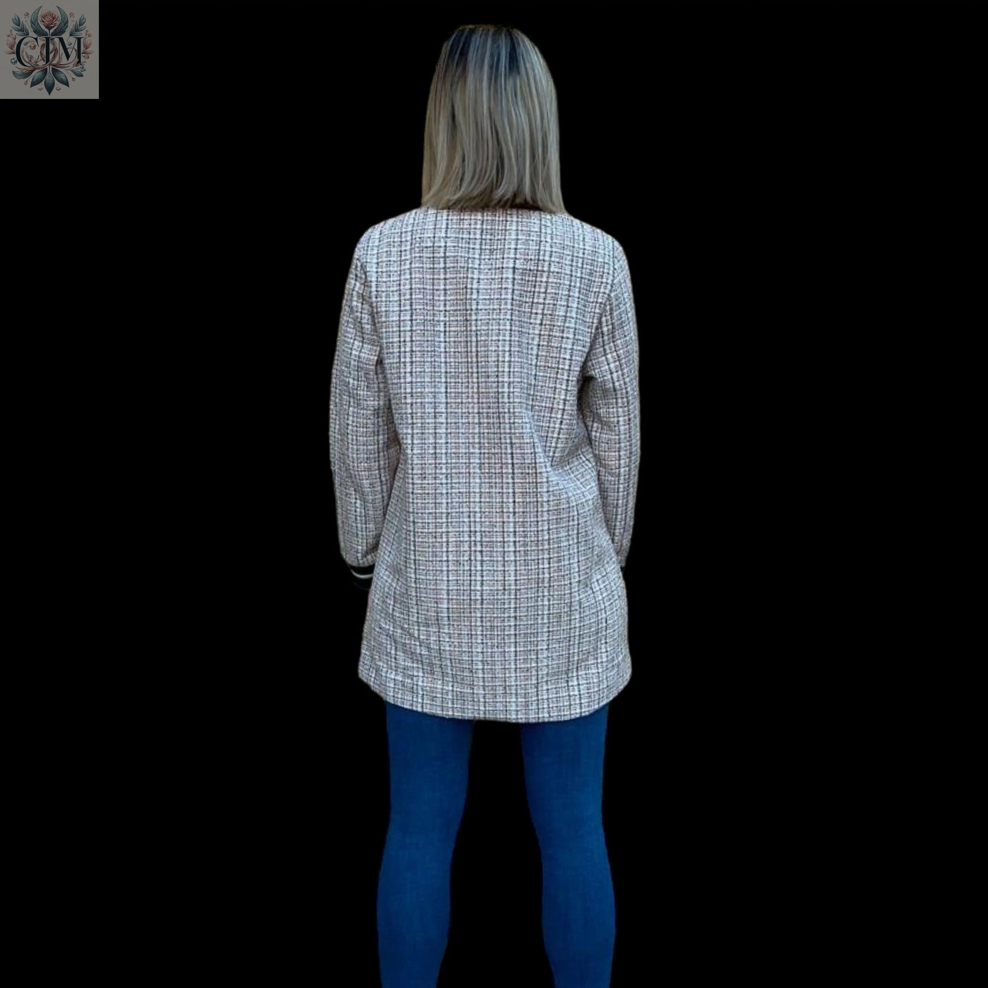 Veste tweed sportswear fil rouge Élégance classique  Fils rouges contrastants Veste mi-saison  Look casual chic Mode femme tendance Raffinement sportif Tweed jacket  Sportwear jacket  Chic and comfy jacket  Casual chic look  Trendy women's fashion