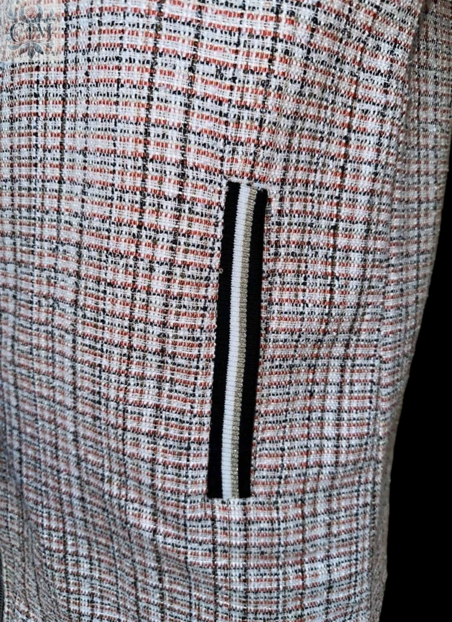 Veste tweed sportswear fil rouge Élégance classique  Fils rouges contrastants Veste mi-saison  Look casual chic Mode femme tendance Raffinement sportif Tweed jacket  Sportwear jacket  Chic and comfy jacket  Casual chic look  Trendy women's fashion