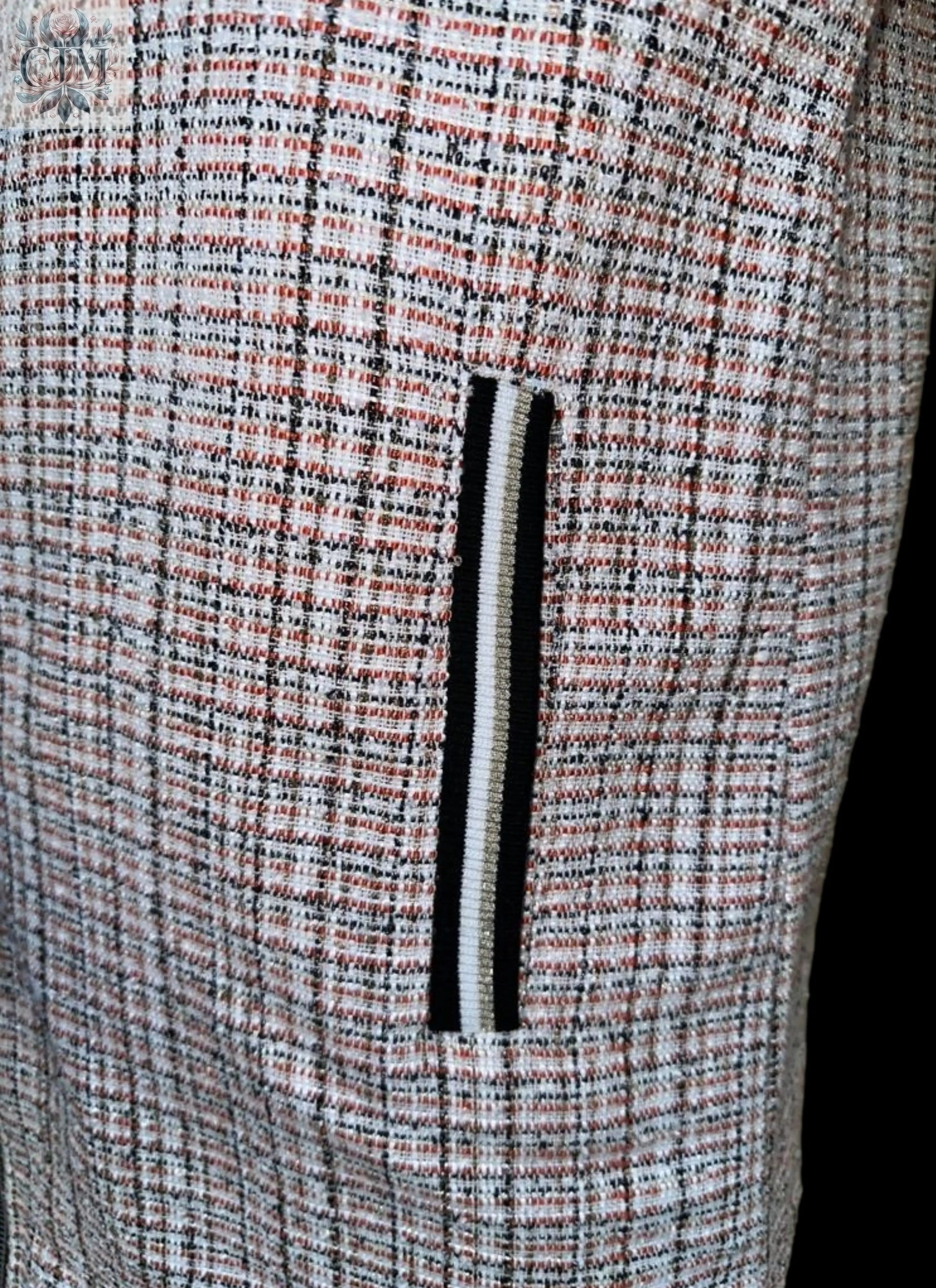 Veste tweed sportswear fil rouge Élégance classique  Fils rouges contrastants Veste mi-saison  Look casual chic Mode femme tendance Raffinement sportif Tweed jacket  Sportwear jacket  Chic and comfy jacket  Casual chic look  Trendy women's fashion