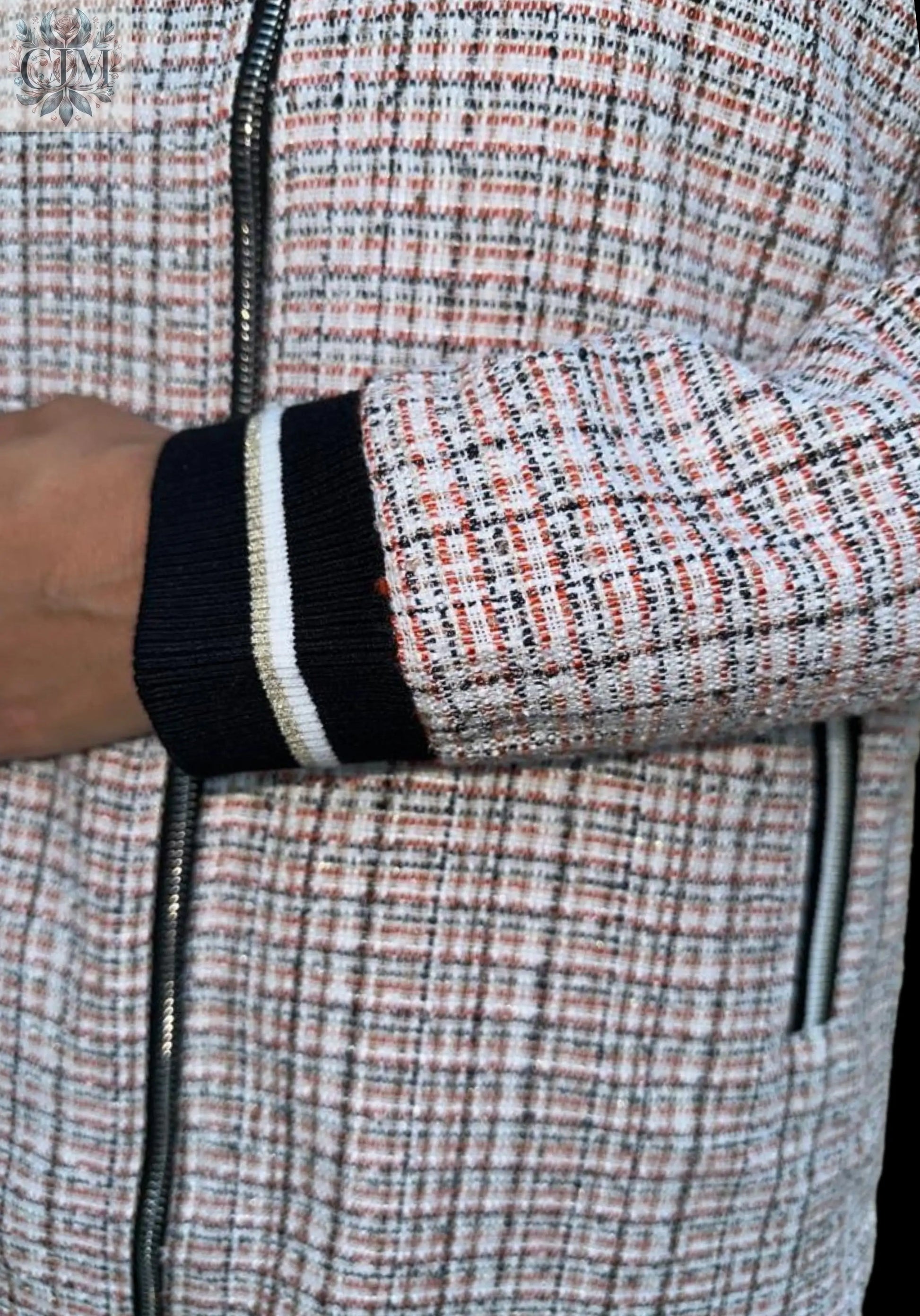 Veste tweed sportswear fil rouge Élégance classique  Fils rouges contrastants Veste mi-saison  Look casual chic Mode femme tendance Raffinement sportif Tweed jacket  Sportwear jacket  Chic and comfy jacket  Casual chic look  Trendy women's fashion