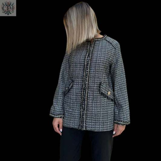 veste-tweed-strass-noir Veste strass noir mi saison Chic intemporel Détails frangés Col rond Coupe droite Finitions contrastées Straight cut Round neckline Fringed details Parisian elegance